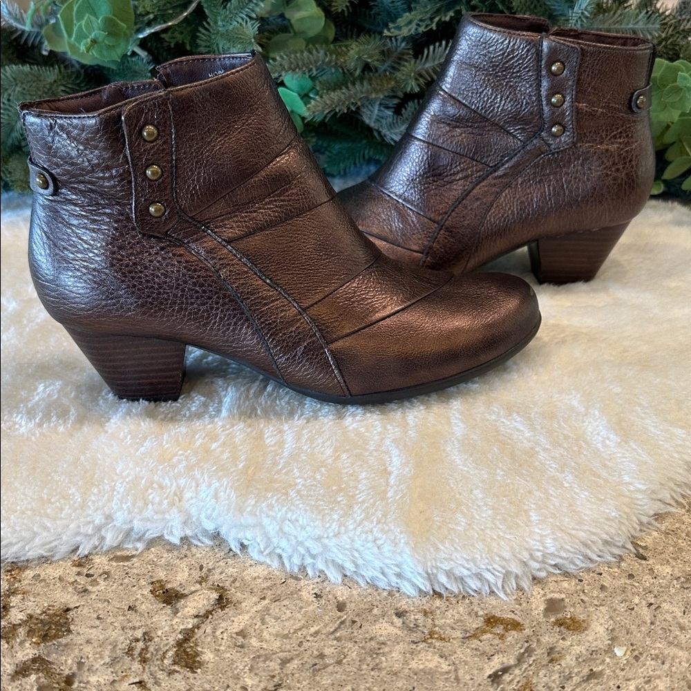 Nwob. Bronzey toned earth boots